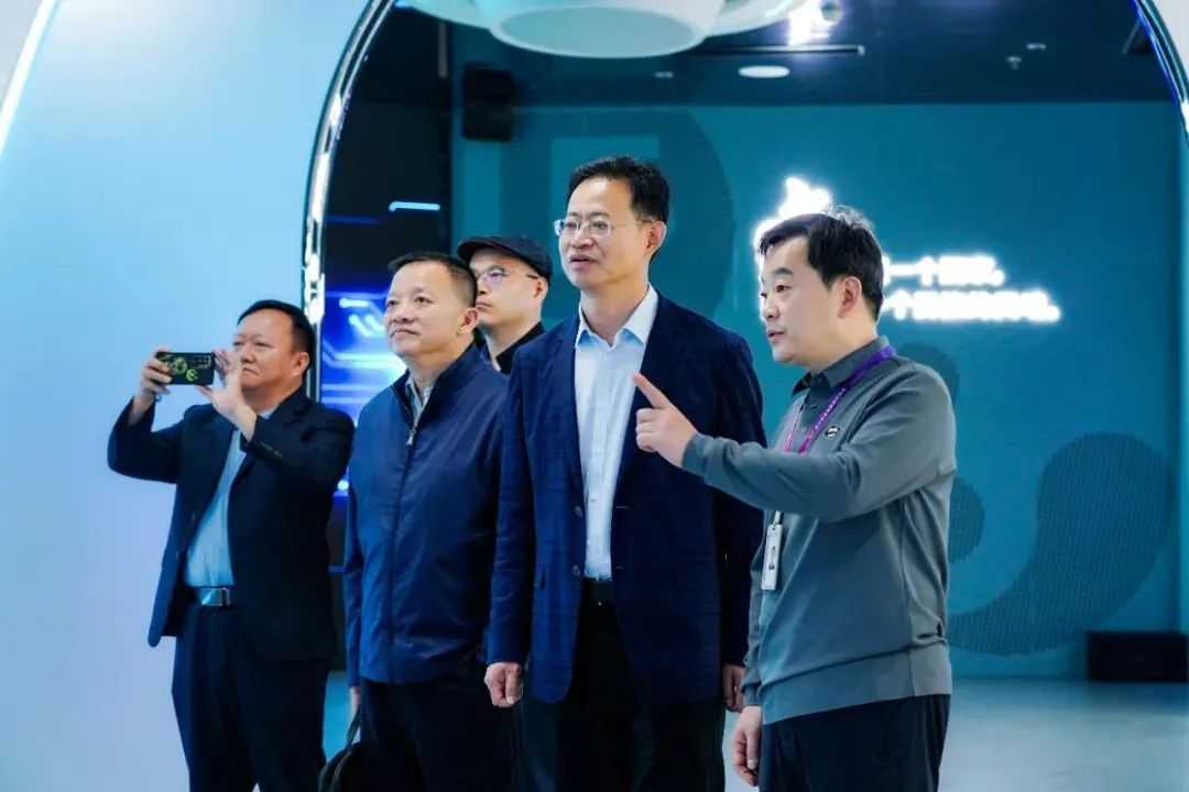 國家廣電總局發展研究中心一行赴利亞德勵豐文化調研指導